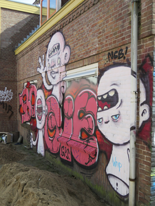 829713 Afbeelding van graffiti met o.a. WTIP, op de voorgevel van het leegstaande pand Framboosstraat 5 te Utrecht.N.B. ...